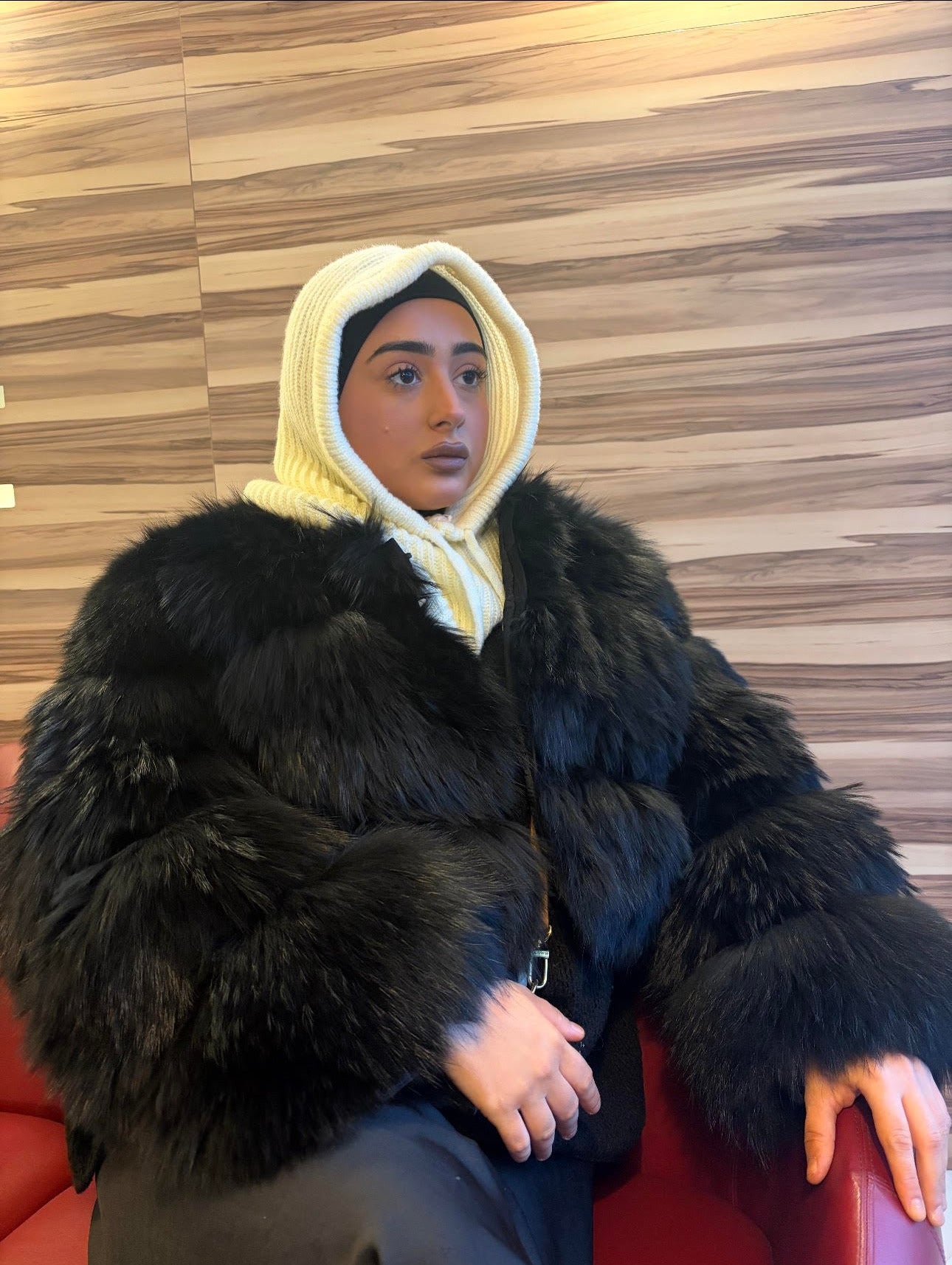 Fourrure véritable en poils de renard noire intense courte –  Manteau modulable poil long à manches amovibles