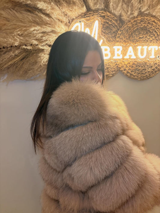 Veste Courte en Fourrure Volumineuse Beige Rosé – Élégance Hivernale